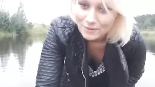 Импозантная блондинка jesydiamont мастурбирует бритую пилотку