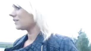 Импозантная блондинка jesydiamont мастурбирует бритую пилотку