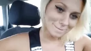 Импозантная блондинка jesydiamont мастурбирует бритую пилотку