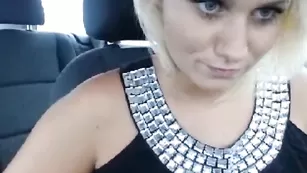 Импозантная блондинка jesydiamont мастурбирует бритую пилотку