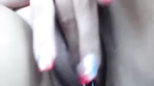 Импозантная блондинка jesydiamont мастурбирует бритую пилотку