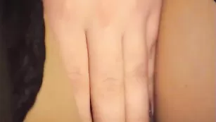 Симпатичная брюнетка Unna смачно теребит пизду