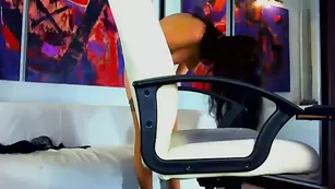 Изумительная самка ICONIQUE показывает пылкое тело