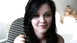 Русская сук Aksana божественно дрочит анус