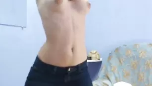 Строптивая краля Klarasmile ласкает красивые сиськи