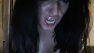 Горячая сучка Anneta ласкает красивые груди