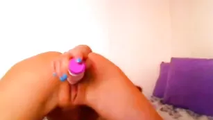 Пылкая телочка Ninami трахает пизду фаллосом