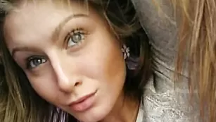 Пылкая телочка Ninami трахает пизду фаллосом