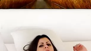 Солидная крошка Jenna испытывает сквирт