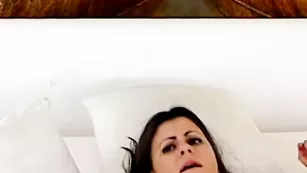 Солидная крошка Jenna испытывает сквирт