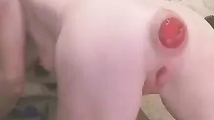 Озабоченная шмара засаживает кабачок в очко