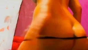 Милая цыпочка SuzanaSky раздевается во фри