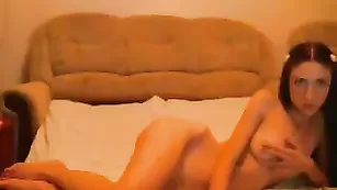 Молодая пассия Adelina18 ласкает бритые дырочки