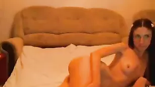 Молодая пассия Adelina18 ласкает бритые дырочки