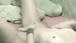 Строптивая цыпочка нежно мастурбирует пизду