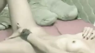 Строптивая цыпочка нежно мастурбирует пизду