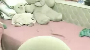 Строптивая цыпочка нежно мастурбирует пизду