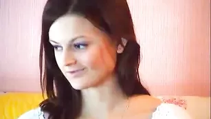 Строптивая брюнетка JetSetGirl ласкает бритую пизду