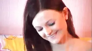 Строптивая брюнетка JetSetGirl ласкает бритую пизду