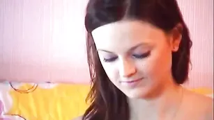 Строптивая брюнетка JetSetGirl ласкает бритую пизду