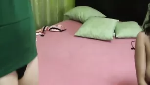 Знойные шлюшки Nadine и Kyra дрочат бритые дырочки