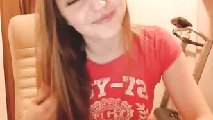 Юная шлюха anitaa9 заценила сиськи и попку