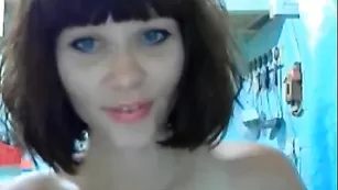 Русская шалава ShowKitty мастурбирует на кухне