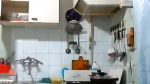 Русская шалава ShowKitty мастурбирует на кухне