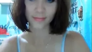 Русская шалава ShowKitty мастурбирует на кухне