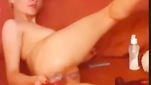 Смазливая путана AnnaHot жестко трахает обе дырочки