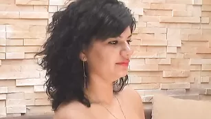 Шальная краля sexygia разминает вагину фаллосом