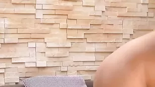 Шальная краля sexygia разминает вагину фаллосом