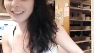 Красивая американка sashablue куражится в библиотеке