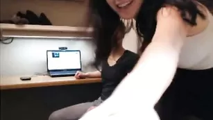 Красивая американка sashablue куражится в библиотеке