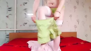 Зрелая самка HotNSexyBody ласкает половые губки