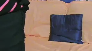 Милая самка NeedYouLove мастурбирует бритые отверстия