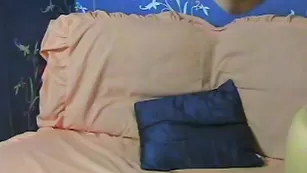 Милая самка NeedYouLove мастурбирует бритые отверстия