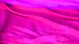 Строптивая куколка Karlyn трахает обе дырочки