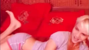 Светловолосая шлендра AnnaHot засаживает руку в пизденку