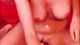 Светловолосая шлендра AnnaHot засаживает руку в пизденку