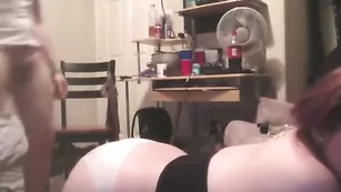 Молодая штучка сосет хуй и страстно трахается