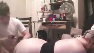 Молодая штучка сосет хуй и страстно трахается