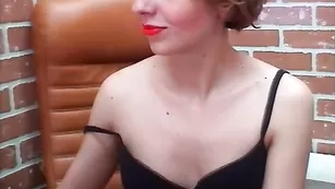 Худенькая сучка Gloria позирует в нижнем белье