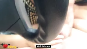 Смазливая красотка отсасывает член в машине