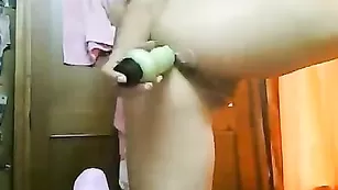 Роскошная блядь sexygirl дрочит обе дырки