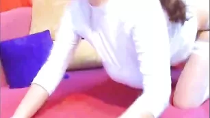 Смазливая цыпочка hotlittleangel теребит отверстия фаллосом