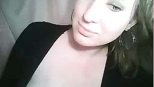 Строптивая блондиночка ellen ласкает большие сиськи