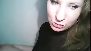 Строптивая блондиночка ellen ласкает большие сиськи