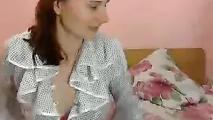 Похотливые сучки KisulyaXXX раздеваются и занимаются дрочкой
