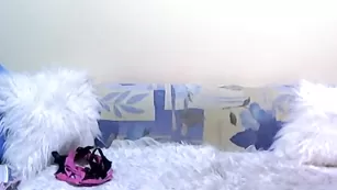 Роскошная шваль 5starsNicole трахает себя пальчиками